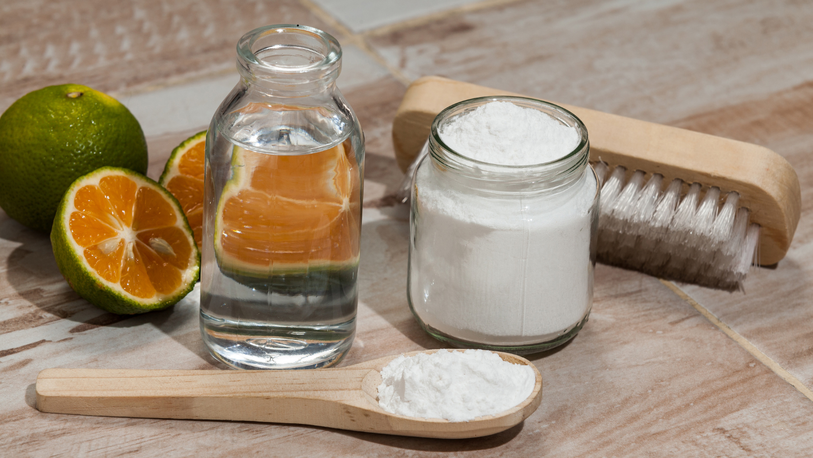 Percarbonate de soude avec du vinaigre, du citron et une brosse