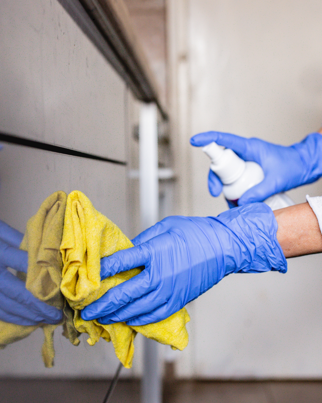 Nettoyant pour surface Personne qui nettoie un placard avec un produit ménager